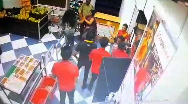 සුපිරි වෙළඳසැලේදී තරුණියට පහරදුන් 7ක් අල්ලයි