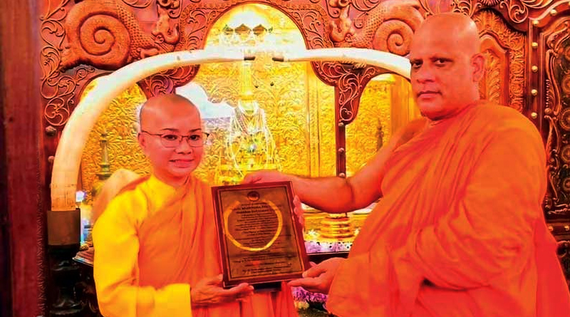පැවිදි වූ වියට්නාම් විශ්ව රූ රැජින මිහින්තලා පුදබිම වැඳපුදා ගනී
