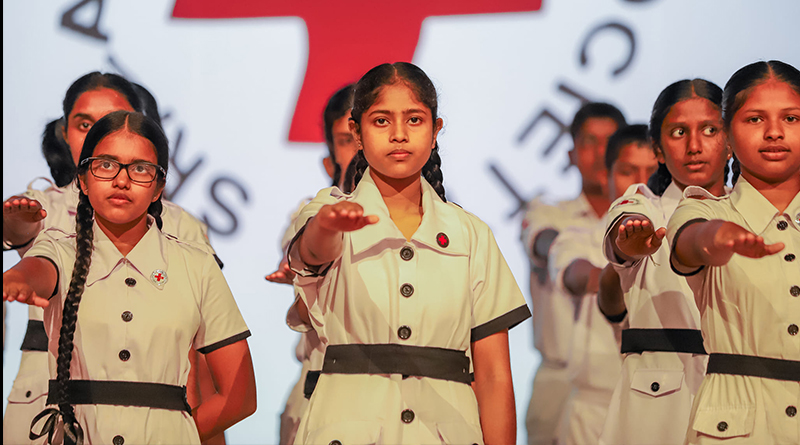 පාසල් කණිෂ්ඨ රතු කුරුස සාමාජිකයන්ට පදක්කම් පළඳවයි