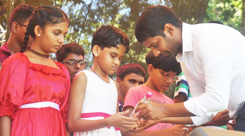 ළමා දිනය දා දෘශ්‍යාබාධිත දරුවන්ට තෑගි ලැබුණු බ්‍රේල් ජලය බෝතල්
