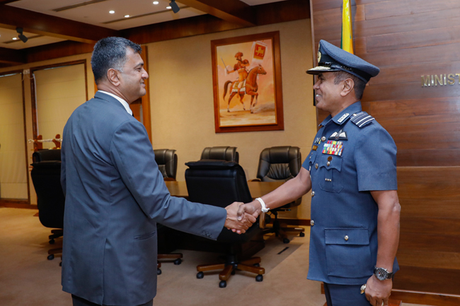 නව ආරක්ෂක ලේකම් ආරක්ෂක ප්‍රධානීන් හමුවෙයි
