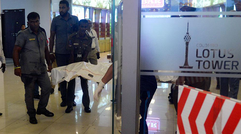 නෙළුම් කුලුණෙන් ළමයෙක් වැටෙයි