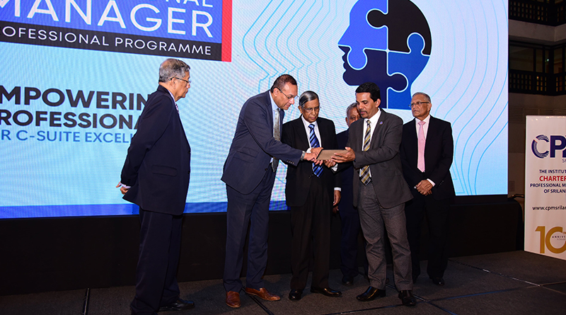 ආචාර්ය සමන්ත රත්නායක විසින් සම්භාවනීය අමුත්තන් සඳහා 'වරලත් වෘත්තීය කළමනාකරු' වැඩසටහන් මාර්ගෝපදේශ පොත පිළිගැන්වීම.(වමේ සිට දකුණට) මහේන්ද්‍ර අමරසූරිය (අනුශාසක), ආචාර්ය රවී ප්‍රනාන්දු (ප්‍රධාන ආරාධිත අමුත්තා), මහාචාර්ය ලක්ෂ්මන් ආර්. වටවල (සභාපති), ටී. සෝමේස්වරන් (පාලක මණ්ඩප උපදේශක), ආචාර්ය සමන්ත රත්නායක (පාලක මණ්ඩප සාමාජික), ජයම්පති බණ්ඩාරනායක (පාලක මණ්ඩප උපදේශක)