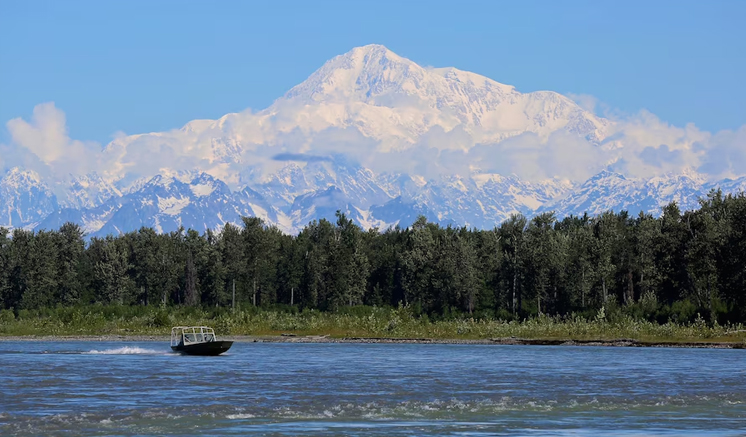 ට්‍රම්ප් උතුරු ඇමරිකාවේ උසම කඳු වැටියේ නම වෙනස් කිරීමට යයි