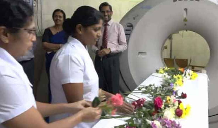 CT ස්කෑන් යන්ත්‍රයට රෝස මල් තබා සමු ගනී