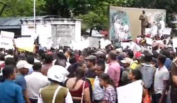 අධ්‍යාපන අමාත්‍යාංශය ඉදිරිපිට විරෝධතාවය විසුරුවාහැරීමේදී උණුසුම් තත්ත්වයක්