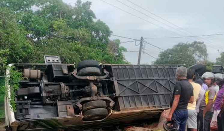 තවත් බිහිසුණු බස් අනතුරක් – 14ක් රෝහලට තවත් බිහිසුණු බස් අනතුරක් – 14ක් රෝහලට