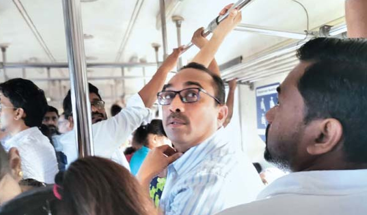 ඇමැති බිමල් ආ කාර්යාල දුම්රියත් වි. 13ක් ප්රමාදයි ඇමැති බිමල් ආ කාර්යාල දුම්රියත් වි. 13ක් ප්රමාදයි