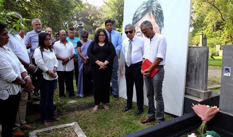 ලසන්තගේ සොහොන් බිමට පැමිණි හිතවතුන් ලසන්තගේ සොහොන් බිමට පැමිණි හිතවතුන්