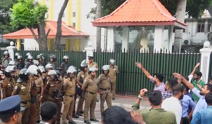 සෞඛ්ය අමාත්යාංශය ඉදිරිපිට විරෝධය දැක්වූ 27ක් අත්අඩංගුවට සෞඛ්ය අමාත්යාංශය ඉදිරිපිට විරෝධය දැක්වූ 27ක් අත්අඩංගුවට