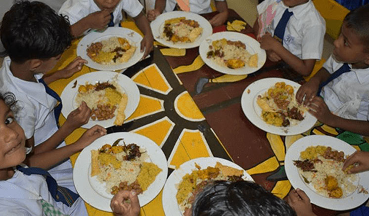 පාසල් සිසුන් සඳහා පෝෂදායී ආහාර වේලක් ලබාදීම අඛණ්ඩව පාසල් සිසුන් සඳහා පෝෂදායී ආහාර වේලක් ලබාදීම අඛණ්ඩව