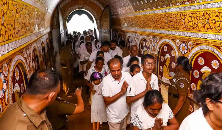 සිරි දළදා වන්දනාව 7 වන දිනය අදයි සිරි දළදා වන්දනාව 7 වන දිනය අදයි