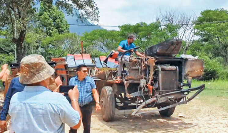 ගැරඬිඇල්ලේදී අනතුරට පත් බස් රථය යළි පණ ගන්වයි ගැරඬිඇල්ලේදී අනතුරට පත් බස් රථය යළි පණ ගන්වයි