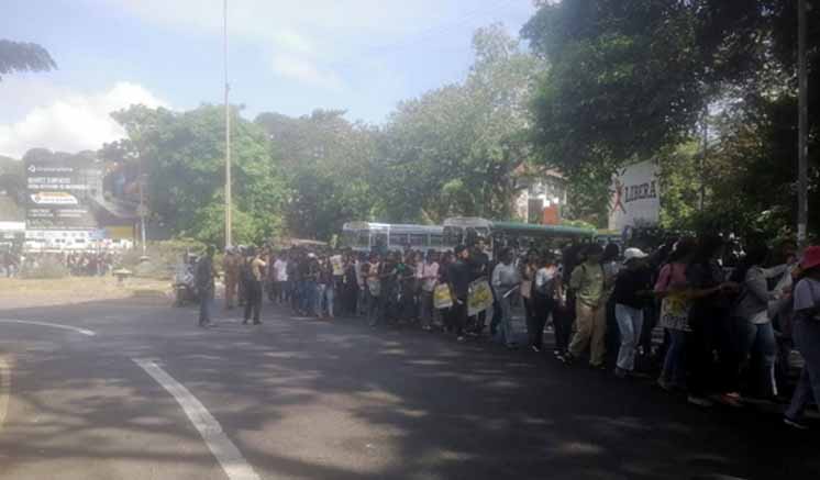 අන්තරේ විරෝධතාවයක් – කොළඹ සරසවිය අසල මාර්ගය වැසේ