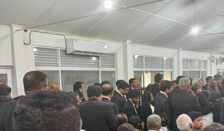 රනිල් වෙනුවෙන් නීතිඥ මණ්ඩලයක් – නීතිපති දෙපාර්තමේන්තුව ඇප දීමට විරුද්ධ වෙයි
