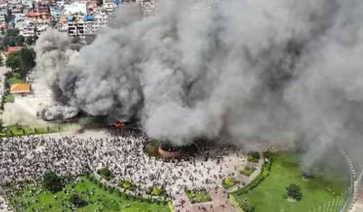 නේපාල පාර්ලිමේන්තුවට ගිනි තබයි