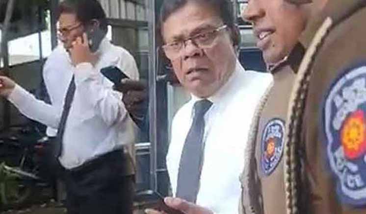 නීතීඥවරයා අත්අඩංගුවට ගන්න පොලීසිය ඔහුගේ නිවසට නීතීඥවරයා අත්අඩංගුවට ගන්න පොලීසිය ඔහුගේ නිවසට