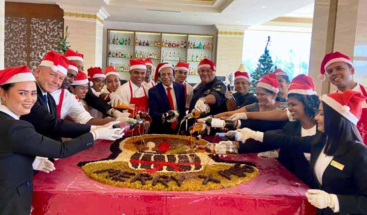 ග්‍රෑන්ඩ් කැන්ඩියන් හෝටලය සාම්ප්‍රදායික කේක් මිශ්‍රණය සිදු කරමින් උත්සව සමය අරඹයි