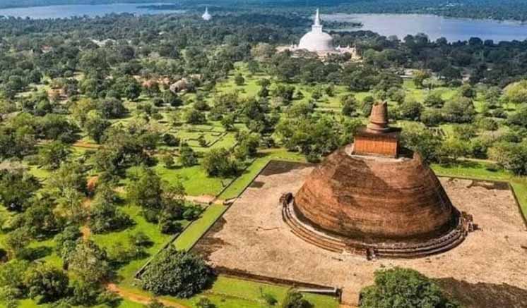 පොහොයට පිට පළාත්වලින් අනුරාධපුරයට එන්න එපා